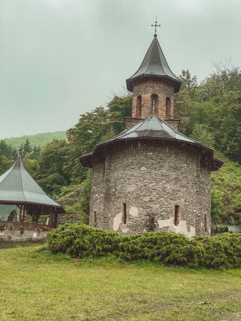 Un tur de 8 zile cu mașina prin România - Manastirea Prislop